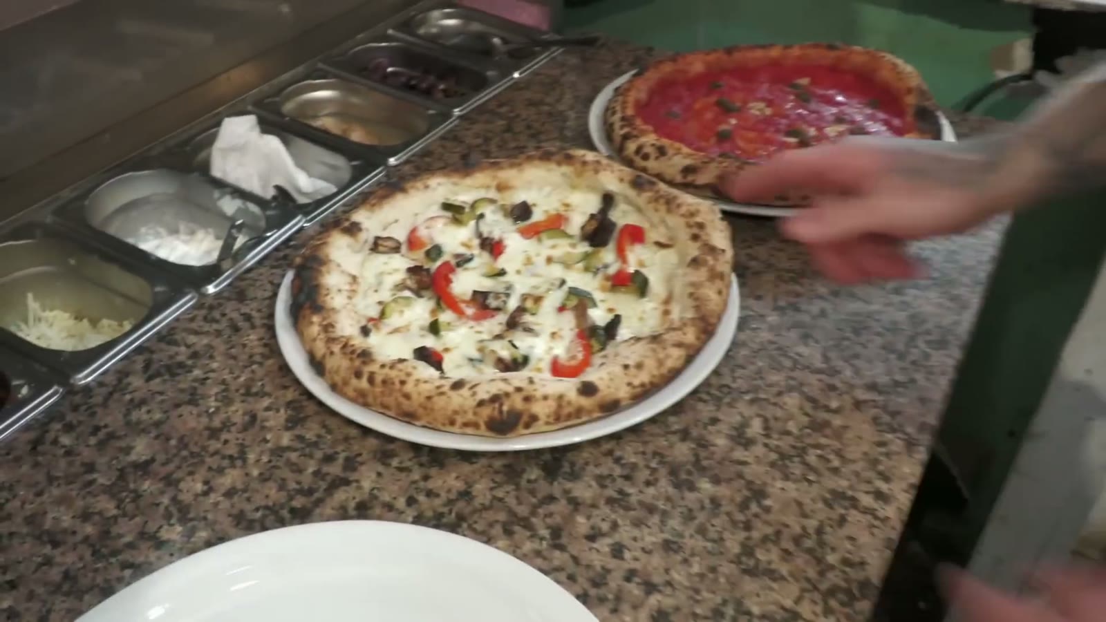 Két frissen sült pizza a pulton